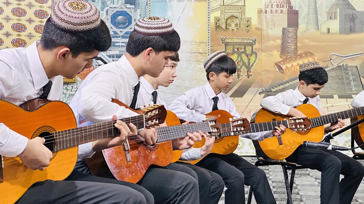 Ýaş gitaraçylar konserwatoriýanyň sahnasynda Yslam Babaýewi hatyraladylar